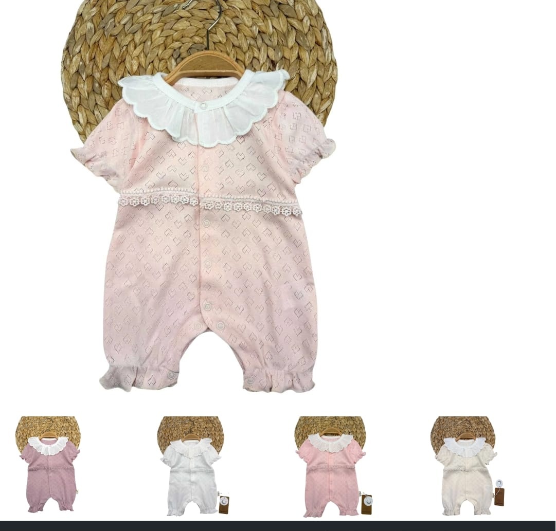 1023 Combinaison Bébé À Col Bavoir Et Dentelle – Image 1