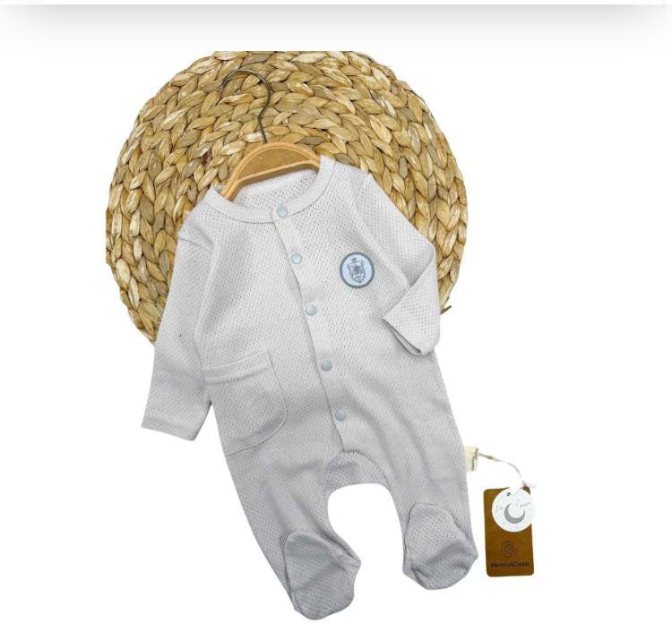 1032 Combinaison Bébé Avec Chaussons Et Écusson – Image 1