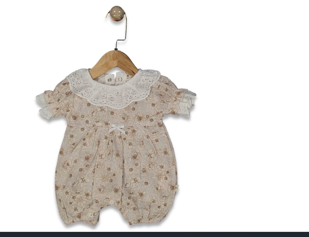 1050 Combinaison Bébé Motif Marguerites En Dentelle – Image 1
