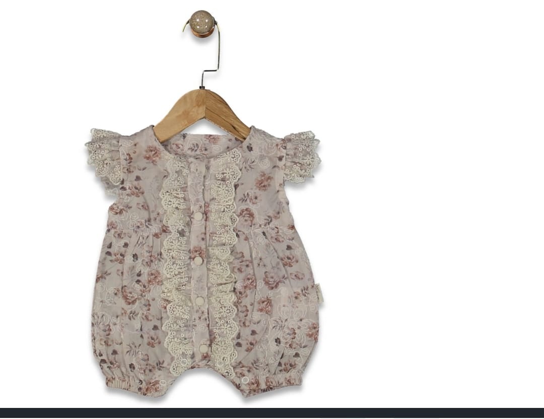 1051 Combinaison Bébé Entièrement Garnie De Dentelle – Image 1